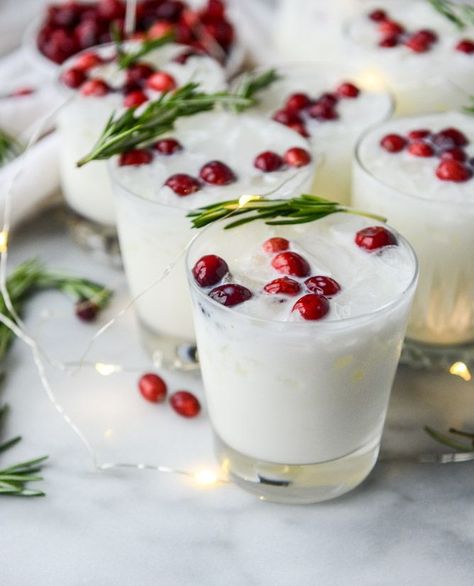 white christmas margarita punch I howsweeteats.com Christmas Margarita Punch, White Christmas Margarita, Weihnachtlicher Cocktail, Christmas Margarita, Margarita Punch, Christmas Cocktails Easy, Cocktail Margarita, Christmas Drinks Alcohol Recipes, Christmas Drinks Alcohol