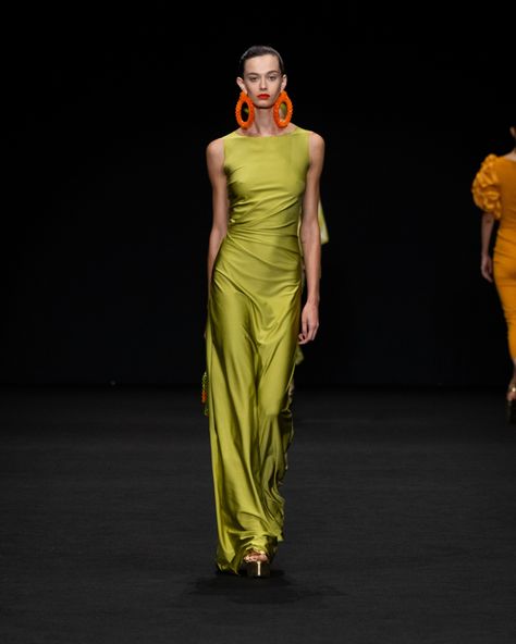 Kd Outfits, Long Satin Dress, Designers Dresses, Influencer Style, Carpet Outfits, Designer Looks, Chiara Boni, Golden Green, Runway Dresses