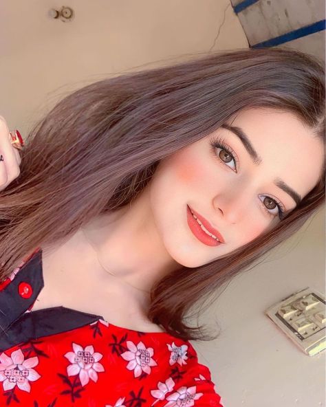 Girls Real Dp, Pakistani Girls Dps, Fancy Casual Outfits, Aesthetic Photography People, Flag Images, New Movie Images, Cute Photo Poses, Pakistan Flag, Fancy Casual