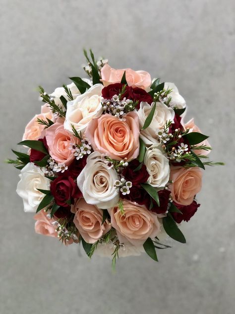 Red Peach White Bouquet, Burgundy And Peach Wedding Flowers, Bridal Bouquets Roses, Red And Peach Wedding, Weding Colors, Bridesmaid Boutonniere, Soup Wedding, Red Wedding Flowers Bouquet, Brides Gown