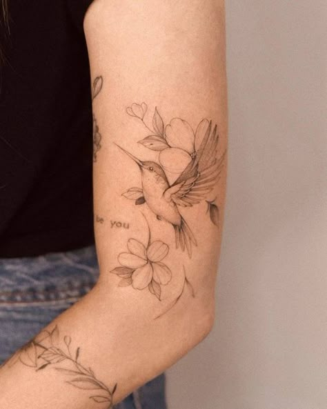 Hummingbird Bicep Tattoo, Hummingbird With Flower Tattoo, Mangas Tattoo, Science Tattoos, Bird Tattoos For Women, Tattoo Cover Ups, 50 Tattoo, Majestic Tree, Ear Tattoo Ideas