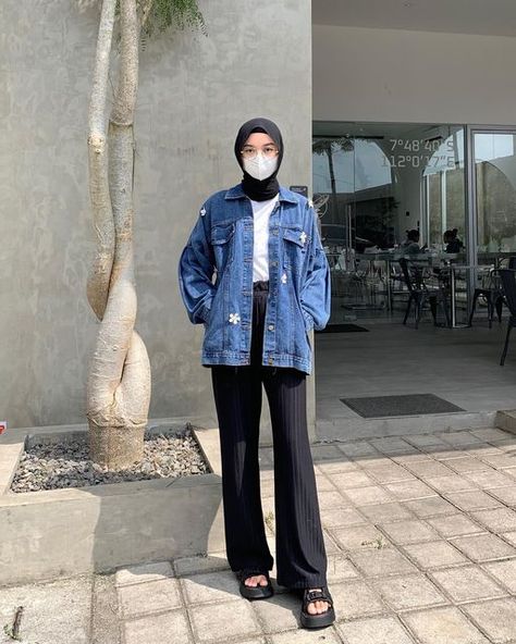 Outfit Jaket Jeans, Outfit Ke Kampus, Hijabi Style Outfits, Jeans Hijab, Muslimah Fashion Casual, Stylish Outfits Casual, Casual Ootd, Modest Outfit, Denim Jacket Outfit