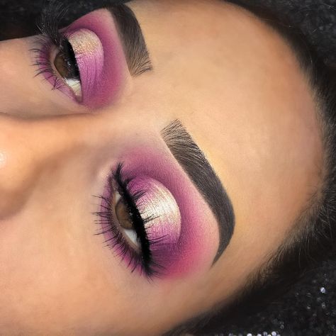 Spotlight Eye Makeup, Smokey Cat Eye Tutorial, Spotlight Eyeshadow, Halo Eyes, Eye Makeup Glitter, Oval Makeup Brush, Bold Makeup Looks, Makeup Is Life, Hooded Eye Makeup