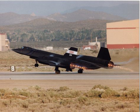 Look at those shock diamonds at Edwards Air Force Base Skunk Works, Lockheed Sr-71 Blackbird, Lockheed Sr 71, Edwards Air Force Base, Sr 71 Blackbird, Sr 71, Air Force Base, Rare Birds, Big Trucks