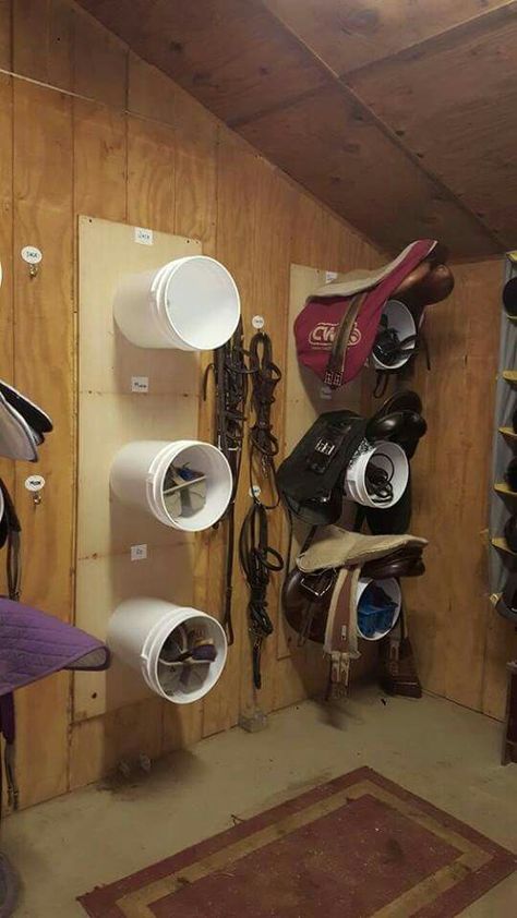 Great idea Diy Saddle Rack, Tack Room Organization, Horse Tack Rooms, Horse Farm Ideas, Barn Hacks, Diy Horse Barn, Horse Barn Ideas Stables, Horse Barn Designs, Horse Shelter