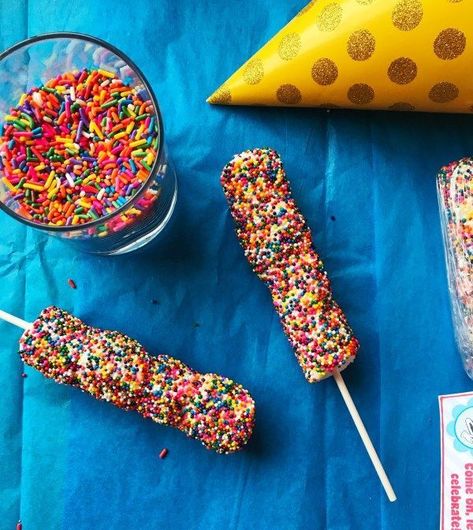 Add some fun to the party and make these super cute Sprinkle Marshmallow Pops for your little one's birthday. They're a great birthday treat to take to school or any fun party treat for any celebration! #party#partyfood #marshmallowpop #birthdaytreat #happybirthday #treat #snack#sixcleversisters Backyard Ideas For Entertaining, Birthday Treat Ideas, Entertaining Backyard, School Birthday Treats, Popcorn Ideas, Monster First Birthday, Sweet Dessert Recipes, Fondant Tips, Little Monster Birthday