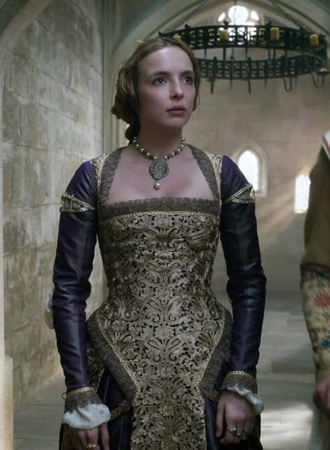 The White Queen Starz, Elizabeth Tudor, Tudor Dress, Elizabeth Of York, Golden Gown, The White Queen, The Other Boleyn Girl, Medieval Gown, The White Princess