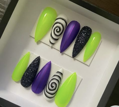 Halloween Nails Simple, Nails Witchy, Halloween Beetlejuice, Nails Spooky, Fun Halloween Nails, Nails Goth, Faux Nails, Spooky Nails, Witchy Nails