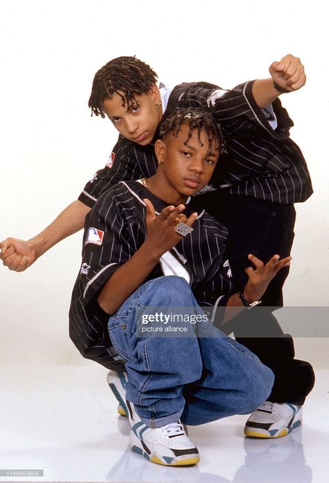 Kriss Kross 90s, Kriss Kross, 90s Black Men, Kris Kross, 90s Rappers, 90s Inspired Outfits, 90s Hip Hop Fashion, Photoshop Pics, Hip Hop And R&b