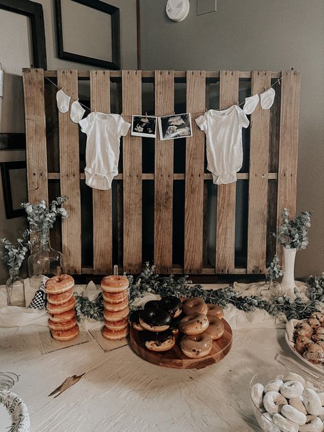 Boho Gender Reveal Party, Diy Baby Shower Ideas, Boho Gender Reveal, Décoration Baby Shower, Baby Shower Ideas For Boys, Baby Shower Decorations Neutral, Cow Baby Showers, Country Baby Shower, Idee Babyshower