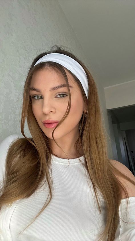 Cute Hair Styles With Headbands, Outfits With White Headbands, Cute Headband Hairstyles Aesthetic, Head Bands Aesthetic, Outfits With Headbands Aesthetic, White Headband Hairstyles, Head Band Hairstyles Aesthetic, Hair Headband Styles, Hair Styles With Bandana