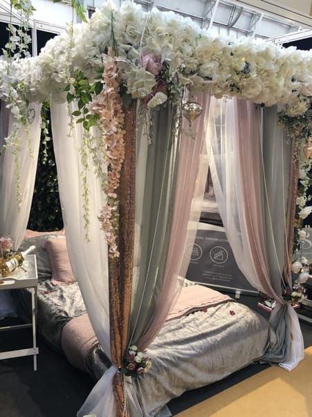 Dekorasi kamar pengantin sempit – Dalam membuat dekor untuk kamar pengantin tentunya harus menampilkan kesan yang romantis. Kamu bisa membuat tampilan kamarnya menjadi seperti itu dengan hiasan bunga atau aksesoris pendukung lainnya untuk mempercantik ruangan kamarnya untuk sangat pengantin. Tapi ? Kalau ruangan kamarnya sempit bagaimana ? Apa bisa membuat kamar pengantin yang cantik itu dan ... Read more The post Dekorasi Kamar Pengantin Sempit appeared first on mirachinterior.id. Suhagrat Night Decoration, Wedding Night Bedroom Decorations, Suhagrat Night Room, Bed Decoration For Wedding Night, Wedding 1st Night Room Decoration, Newlywed Bedroom, Bridal Room Decor, Wedding Night Room Decorations, Romantic Room Decoration