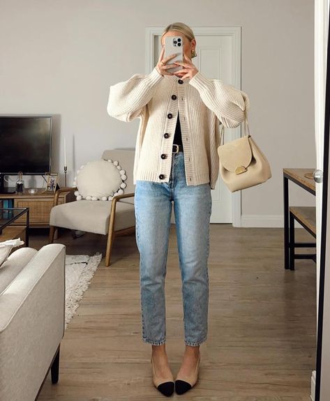 What To Wear With Mom Jeans: 11 Classic Outfits - The Wandering Girl Mom Jeans Outfit For Work, Mom Jeans Shoes How To Wear, Realistic Mom Outfits, Tops To Wear With Mom Jeans, Mom Pouch Outfits, Mom Jeans Outfit Classy, Light Wash Mom Jeans Outfit, Moms Jeans Outfit Ideas, Trendy Mom Outfits Fall 2024