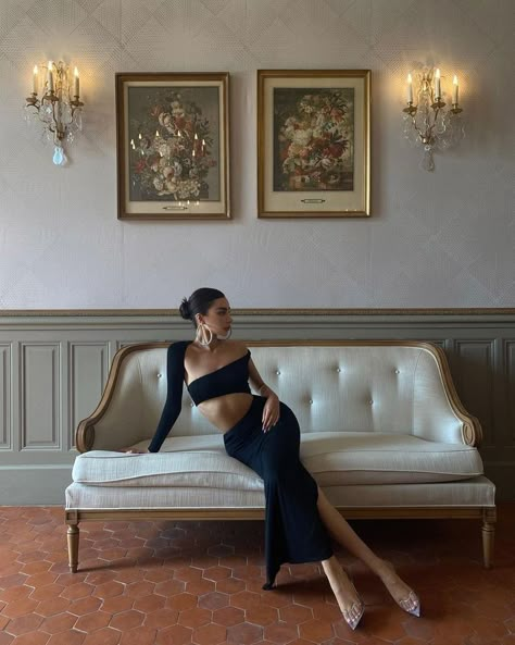 Elegant Sitting Pose, Fancy Photoshoot Classy, Hotel Lobby Photoshoot, White Couch, Studio Photography Poses, Glam Photoshoot, Sitting Poses, W Hotel, Photography Posing Guide