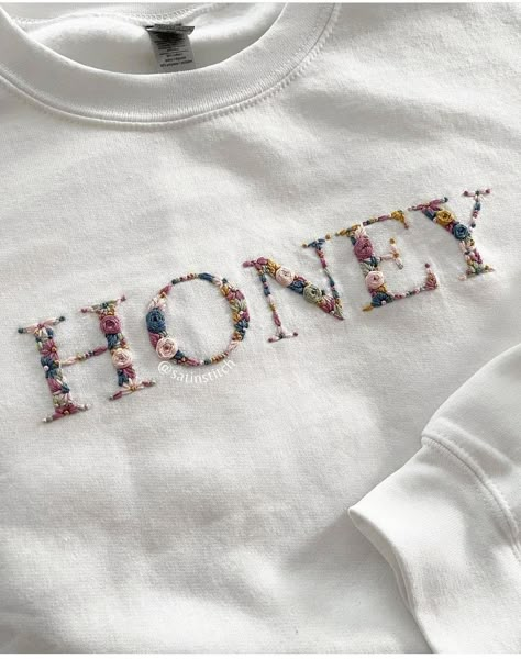 Hp Embroidery, Hand Embroidered Letters, Handkerchief Embroidery, Embroidery Shirts, Embroidery Hoop Art Diy, Applique Sweatshirt, Embroidery Letter, Embroidered Letters, Floral Initial