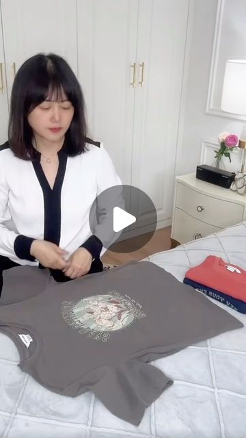 Home | Folding | Organize on Instagram: "T-shirt folding tips 😍✨Tag and share with your friends 💞  FOLLOW FOR MORE ❤️  Credits ✨ via TikTok   #foldingclothes #folding #organization #organizingtips #konmarifolding #organizedhome #organized #getorganized #konmari #tutorialsvideos #theneatlife #rsorganizing #lifehacks #inventions #kitchengadgets #gadgetsshop #coolgadgets #laundry #diy #clothes #homeorganizing #origami #origamilovers #origamilove #origamiart #origamipaper #origamiwork #homeorganization #home #organizedlife" Marie Kondo Tshirt Fold, Pliage Tee Shirt, How To Fold Crop Tops, How To Fold Tshirts, Folding Tee Shirts, Folding Organization, Organized Ideas, Laundry Diy, Folding Tips