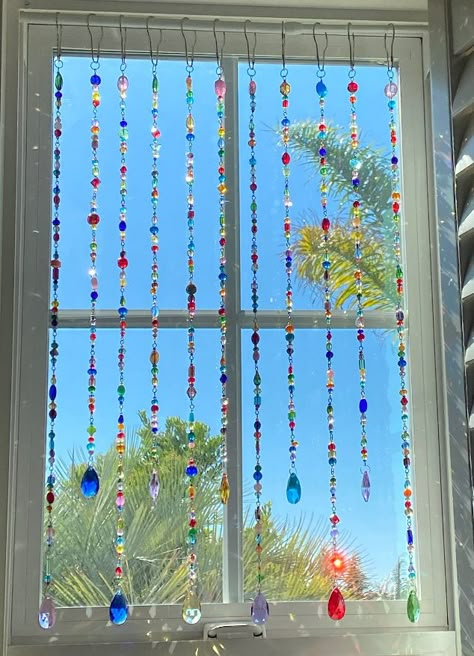 Beaded Window Hanging Diy, Diy Beaded Suncatchers, Suncatcher Aesthetic, Suncatchers Made Out Of Beads, Beaded Suncatcher Diy, Matisse Cat, Carillons Diy, Seni Resin, Suncatcher Diy