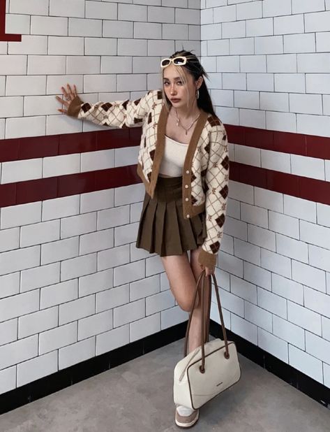 Casual Brown Summer Tennis Skirt, Fitted Brown Tennis Skirt, Brown Tennis Skirt Outfit, Y2k Brown Skirt For Spring, Tennis Skirt Korean Outfit, Brown Tennis Skirt, Brown Skirt Outfit Korean, Brown Tennis, Korean Fashion Winter