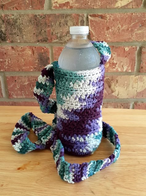 Free Crochet Pattern: Carry All Bottle Holder - Avery Lane Creations Crochet Water Bottle, Carrier Pattern, Crochet Water Bottle Holder, Bottle Cozies, Cup Cozies, Cozy Crochet Patterns, Crochet Cozy, Bottle Covers, Water Bottle Carrier