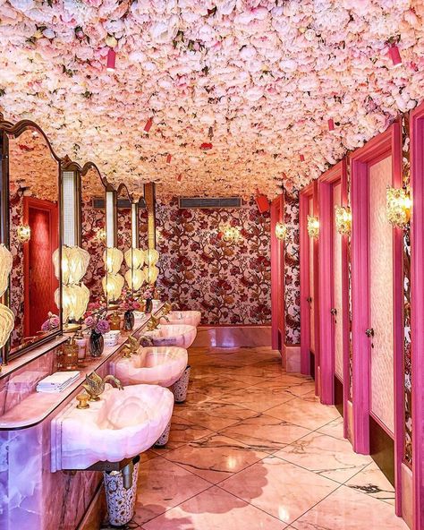 Soap & Glory on Instagram: “Can we just take a moment to appreciate how BEAUTIFUL the bathroom is at @annabelsmayfair 😍. Photo credit: @gulshanlondon  #PinkAesthetic…” Quartz Bathroom, Public Bathroom, Bathroom Decor Ideas Themes, Bad Inspiration, Beauty Salon Interior, Beauty Salon Decor, Casa Vintage, Bathroom Goals, Salon Interior Design