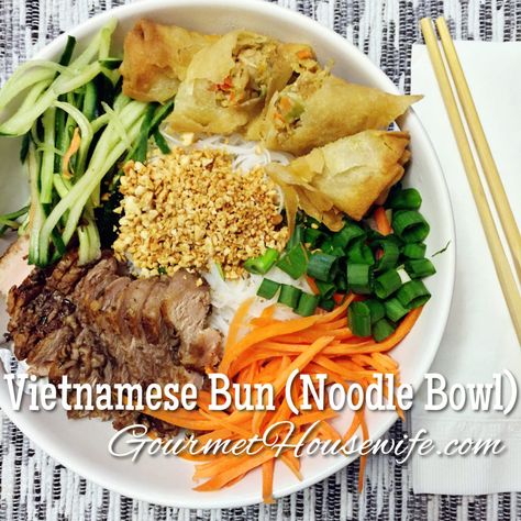 Vegetarian Noodle Bowls, Shrimp Rice Noodles, Rice Noodle Bowl, Vegetarian Noodles, Vermicelli Recipes, Salt And Pepper Shrimp, Shrimp Rice, Vietnamese Noodles, Pepper Shrimp