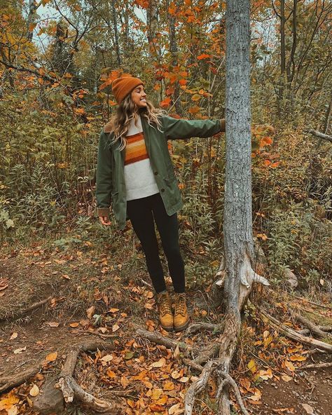 Outdoorsy Granola Aesthetic, Earthcore Outfits Winter, Mountain Woman Style, Pnw Clothing Style, Granola Fits Winter, Pnw Style Woman, Earthcore Aesthetic Outfits, Montana Outfits Fall, Hiker Aesthetic Outfit