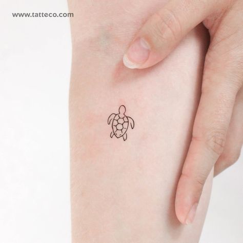 Fine Line Tattoo Turtle, Tiny Sea Turtle Tattoo, Small Turtle Tattoos For Women, Tiny Turtle Tattoo, Fine Line Turtle Tattoo, Realistic Tattoo Ideas, Small Turtle Tattoo, Turtle Outline, Body Tattoo Design