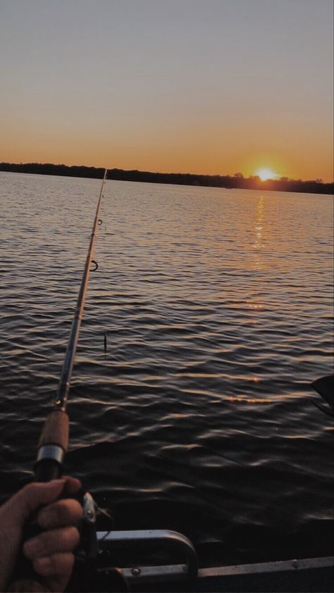 Country Living Photography, Aesthetic Fishing Wallpaper, Fishing Instagram Stories, Fishing Asthetic Picture, Fishing Date Aesthetic, Fishing Asethic, Hunting Asethic, Pesca Aesthetic, Country Fishing