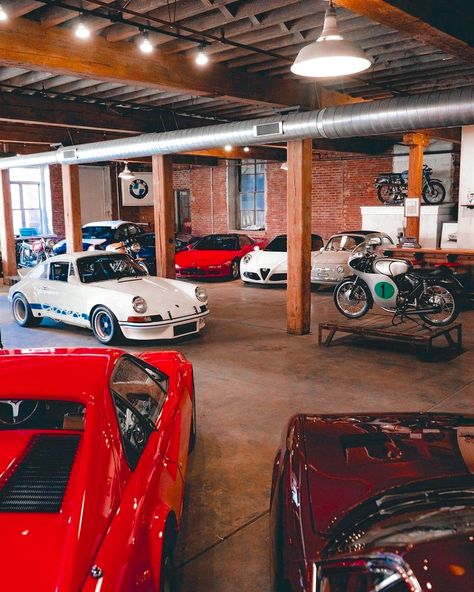 Santiago And Chloe, Vintage Car Garage, Garage Design Interior, Ultimate Garage, Dream Car Garage, Luxury Garage, Garage Remodel, Drifting Cars, Car Museum