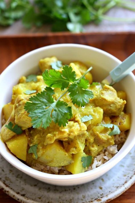 Slow Cooker Yellow Chicken Curry: a thai-style coconut curry with chicken, yellow potatoes, turmeric and curry powder all made in your slow cooker. Yellow Chicken Curry, Curry Chicken Thighs, Slow Cooker Curry Recipes, Yellow Curry Chicken, Slow Cooker Curry, Slow Cooker Chicken Curry, Yellow Curry, Breakfast Low Carb, Chicken Tender