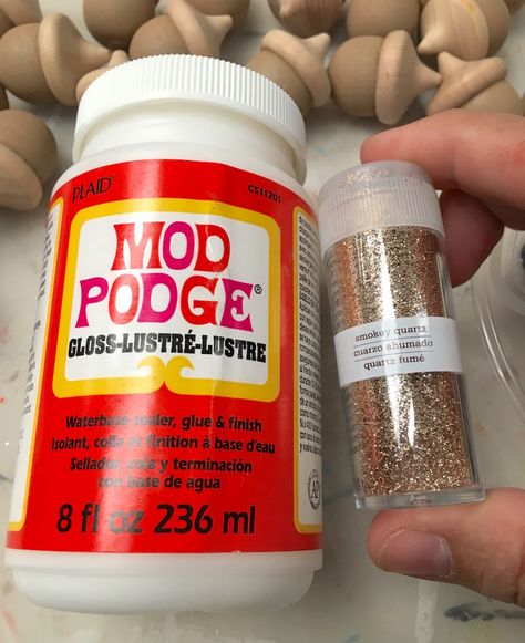 Modge Podge Diy, Acorn Decor, Mod Podge Glitter, Mod Podge Gloss, Acorn Decorations, How To Make Glitter, Homemade Paint, Diy Glitter, Modge Podge