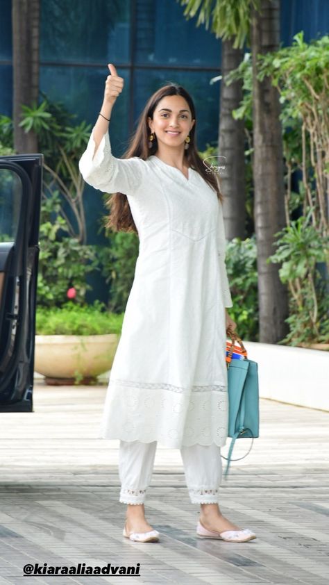 White Kurta Outfits Women Casual, Summer Indian Outfits Casual, Kiara Advani Kurti Outfits, White Suits For Women Indian Casual, Kiara Advani Outfits Indian Kurti, White Kurta Sets For Women, White Bollywood Straight Kurta Set, White Kurti Outfit, White Suits For Women Indian