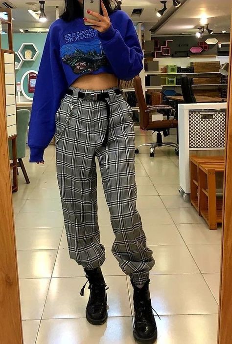 plaid pants, blue crop top outfits, plaid outfits, grunge fashion Blue Crop Top Outfit, Grunge Girl Outfits, Editorial Vogue, E Girl Outfits, Goth Outfit, Street Style Grunge, Thrifted Outfits, Fashion 90s, Plaid Outfits