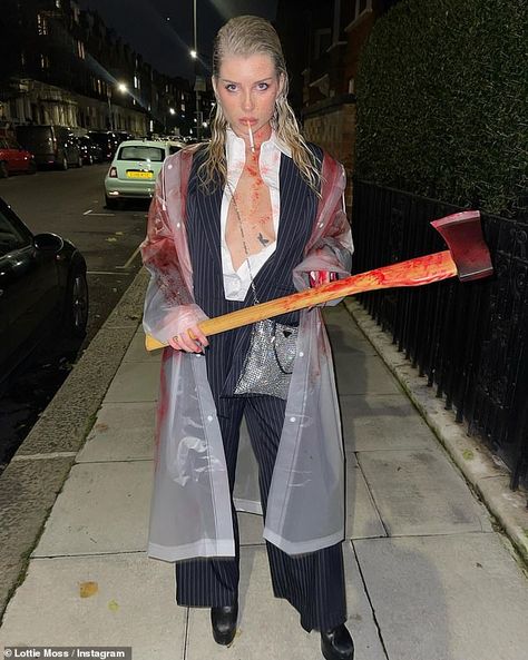 Cool Girl Costumes, Scream Halloween Costume, Casual Halloween Outfits, Horror Halloween Costumes, Movie Halloween Costumes, Classy Halloween Costumes, Patrick Bateman, Horror Costume, Hot Halloween Outfits