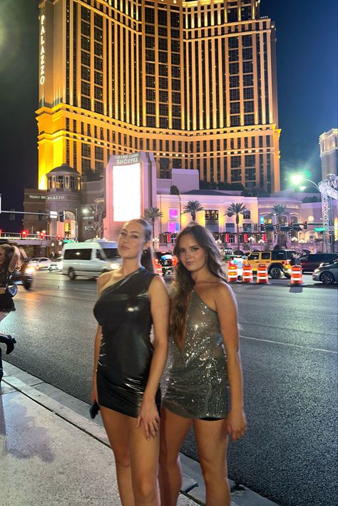 Vegas city, lights,cnight photos, insta city inspo, friend photo inspo, vegas, vacation Las Vegas Clubbing Outfits, Vegas Club, Vegas Clubbing Outfits, Vegas Vacation Outfits, Day Club Outfit Vegas Pool, Vegas Inspo Pics, Vegas Night Out Outfit, Viva Las Vegas Outfit, Las Vegas Outfit Ideas Night