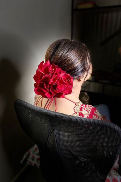 Flower Garden Glam: Exquisite Bun Hairstyles Inspired by Blooms Bridal Floral Bun Hairstyles, Red Rose Bun Hairstyle, Hair Bun With Rose, Hairstyles With Red Roses, Bridal Bun Hairstyles Indian Flower, Red Rose Hairstyle, Bridal Hair Buns With Flowers, Bun With Roses, Gajra Design