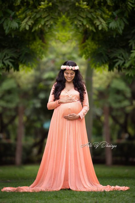 #beautifulmom #elegantdesignerdress #artsbydhairya #pregnancyphotoshoot Otibharan Photo, Maternity Shoot Dresses Gowns Indian, Matrinity Photos, Maternity Shoot Gowns, Baby Shower Outdoor Photoshoot, Maternity Shoot Looks, Maternity Shoot Dresses Gowns, Maternity Photoshoot Indian, Baby Shower Shoot Photo Ideas