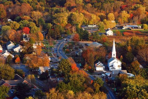 What Are The Cutest Small Towns You've Visited In America? Fall Foliage Road Trips, Town Aesthetic, Road Trip Places, New England States, Small Town America, Small Town Life, New England Fall, Autumn Drives, Fun Quizzes