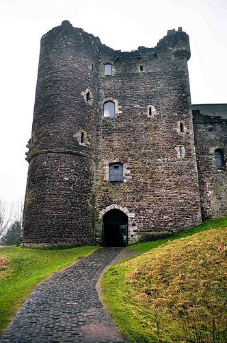 Como Doune Castle, Escocia Doune Castle, King Robert, Chateau Medieval, Castle Scotland, Castles In Scotland, Scotland Castles, Scottish Castles, Castle Ruins, England And Scotland