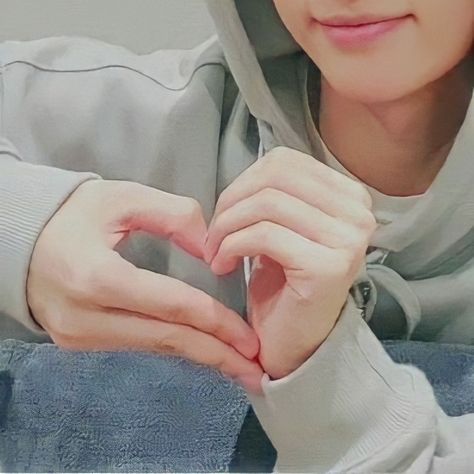 Beomgyu Details, 30 Day Countdown, Beomgyu Heart, Beomgyu Core, Bf Wallpaper, Blue Ios, Finger Heart, Heart Hands, Choi Beomgyu