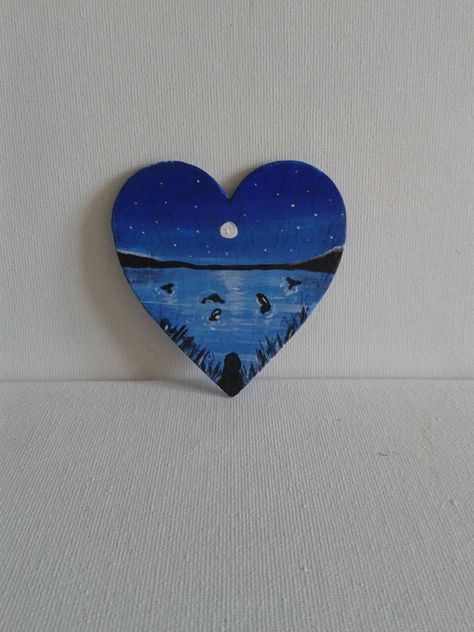 Orcas on a wooden heart Heart Shape Painting Ideas, Wood Heart Painting Ideas, Things To Paint On Heart Shaped Canvas, Heart Shaped Box Painting Ideas, Wooden Heart Painting Ideas, Heart Mdf Painting, Painting On Heart Shaped Wood, Cute Easy Paintings, Heart Canvas