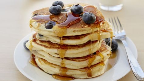 Yoghurt makes these fluffy pancakes extra tender and flavorful. Make a batch on the weekend, and freeze for on-the-go breakfasts! Yoghurt Pancakes, Command Cooking, Homemade Pancakes Fluffy, Homemade Pancake Recipe, Best Pancake Recipe, Pancakes From Scratch, Homemade Pancakes, How To Make Pancakes, Fluffy Pancakes