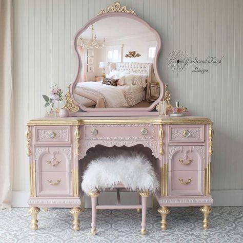 Barbie Vanity, Perfume Vanity, Dream Inspiration, Shabby Chic Vanity, Pink Furniture, Decorative Furniture, Casa Vintage, Bedroom Vanity, Vintage Dressers