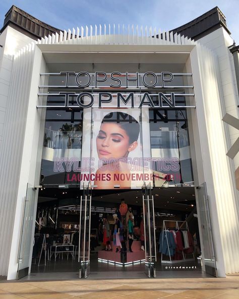 @kyliecosmetics: The Grove, LA  Who’s ready for the Kylie Cosmetics @topshop pop-up shops? Nov 20-Dec 20 in Los Angeles, Las Vegas, Miami, Chicago, New York, Houston and Atlanta! Check out our Stories for store addresses! ❤️ Kylie Kardashian Makeup, Kylie Jenner Fotos, Kylie Kardashian, Kardashian Makeup, Kylie Skin, Makeup Pallets, Kylie Cosmetic, Hair Perfume, The Grove