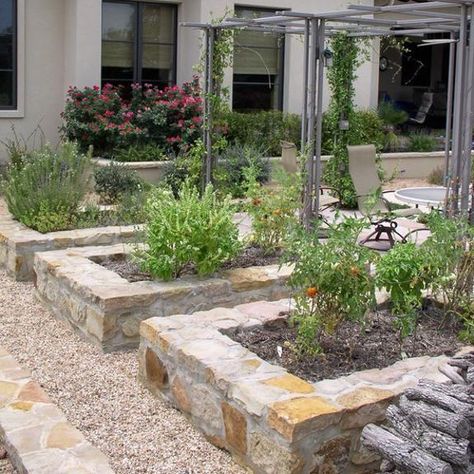 15 Charming Garden Design Ideas with Stone Edges and Raised Beds Diy Garden Bed, Patio Grande, Building Raised Garden Beds, Backyard Garden Layout, Vegetable Garden Raised Beds, Building A Raised Garden, Minimalist Garden, Diy Raised Garden, Homestead Survival