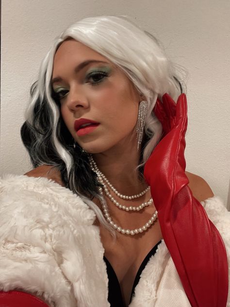 Halloween costume- Cruella Deville Cruella Deville Costume Makeup, Cruella Devil Makeup, Descendants Makeup, Cruella Makeup, Cruella Deville Makeup, Cruella Deville Costume, Cruella Costume, Creative Halloween Makeup, Devil Makeup