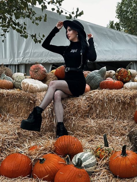 #alternativefashion #alternative #goth #outfits #outfitideas #pumpkin #pumpkinpatchoutfit Goth Pumpkin Patch Outfit, Goth Pumpkin, Patch Outfit, Pumpkin Patch Outfit, Halloween 2020, Instagram Outfits, October 1, Goth Outfits, The Window