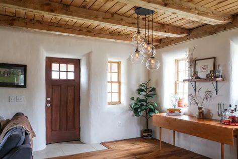 Adobe House Exterior, Straw House, Straw Bale Construction, Cob Building, Diy Straw, Straw Bale House, Tiny House Talk, Earthship Home, Natural Homes