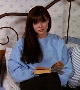 Shannon Doherty 90s, Shannen Doherty Charmed, Shannon Doherty, 90210 Fashion, 1980s Looks, Brenda Walsh, Celebrities Reading, Heathers Movie, Leo Birthday