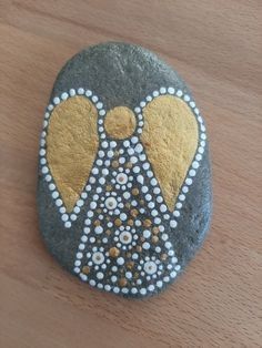 Rock Painting Angels, Rock Painting Designs Simple, Angel Painted Rocks, Christmas Pebble Art, Christmas Rocks, Garden Rock Art, Rock Painting Tutorial, Mandala Painted Rocks, Diy Rock Art